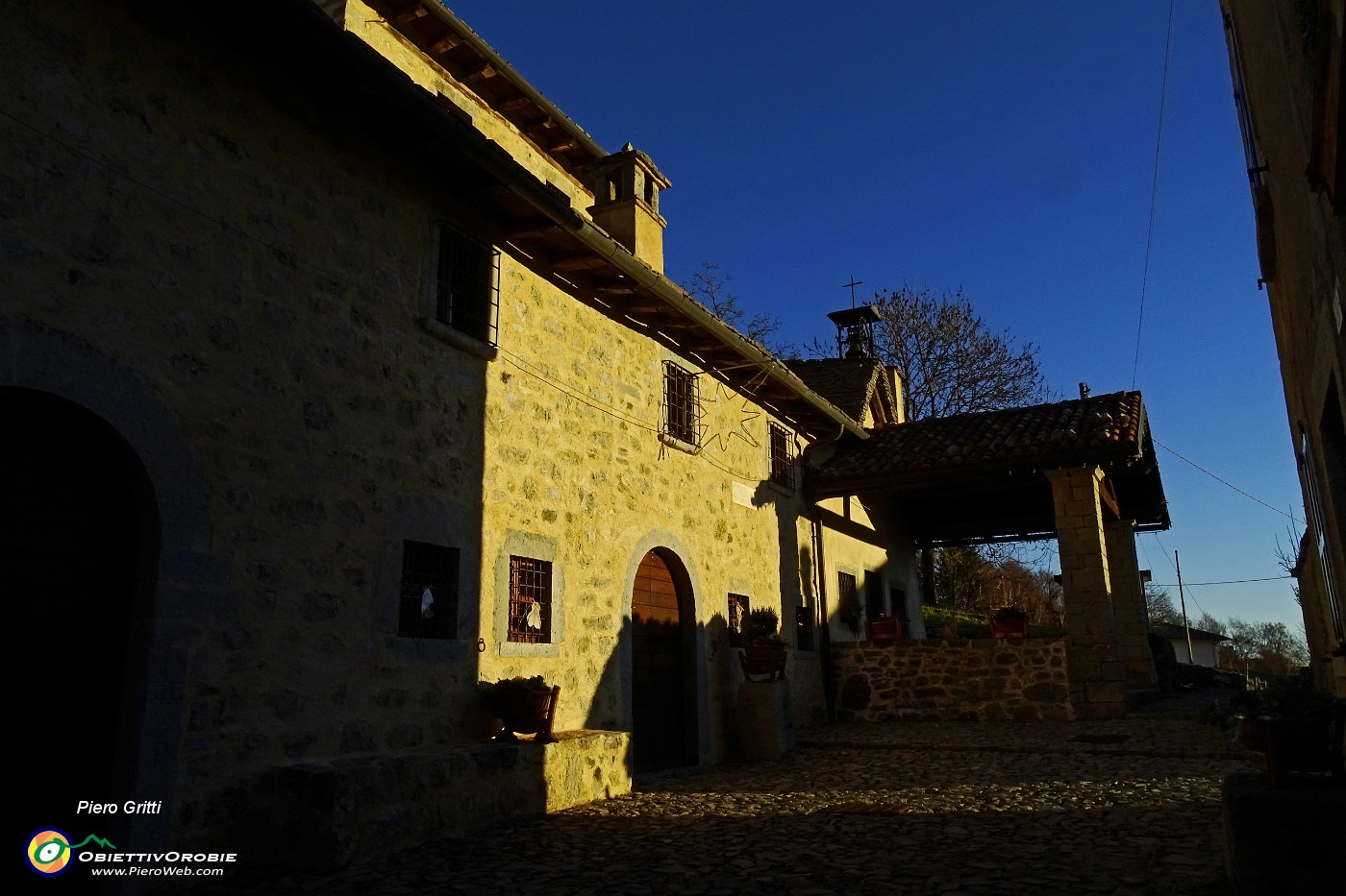 91 Borgo antico di Arnosto, ben restaurato.JPG -                                